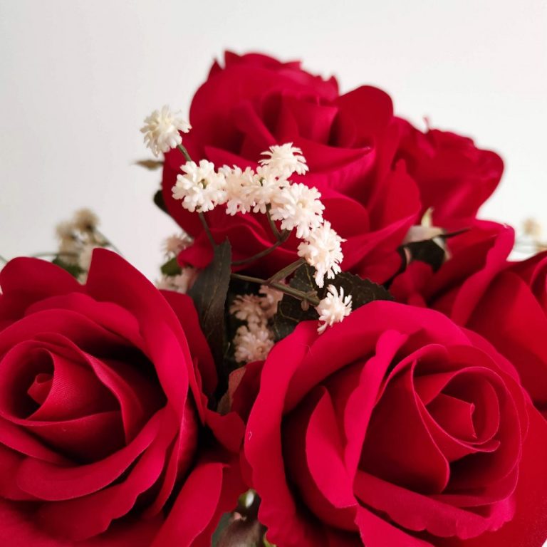 Detalle del ramo eternity de rosas rojas de terciopelo con paniculata