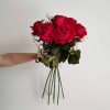 Mujer sujetando el ramo eternity de rosas rojas de terciopelo con paniculata