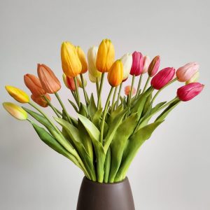 Jarrón con varios ramos de tulipanes artificiales de aspecto natural de varios colores