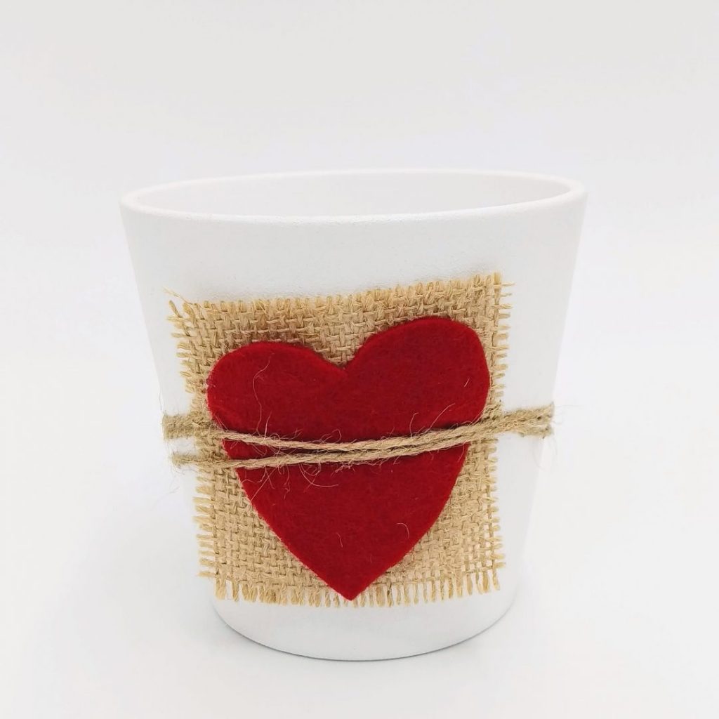 mini maceta de terracota blanca viene acompañada de un corazón de fieltro