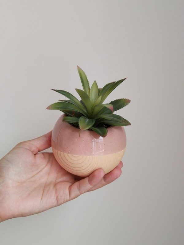Mini esfera de cerámica en color rosa, con mini crasa artificial