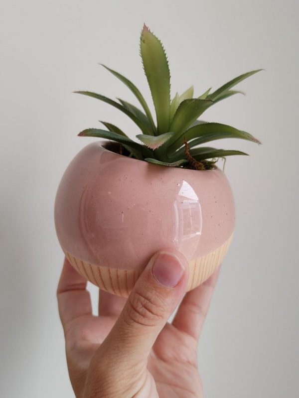 Mini esfera de cerámica en color rosa, con mini crasa artificial